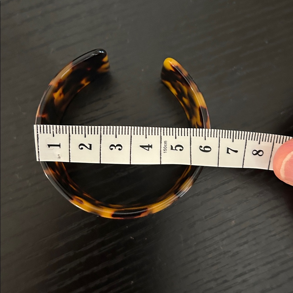 Faux Tortoise print cuff Bracelet - Picture 5 of 6